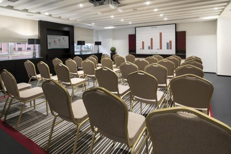 होटल Centro Corniche By Rotana 4*