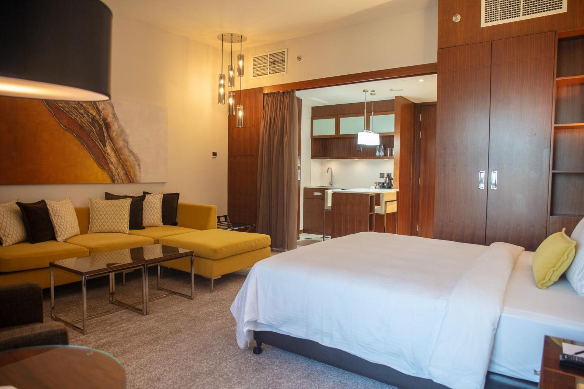होटल Centro Corniche By Rotana