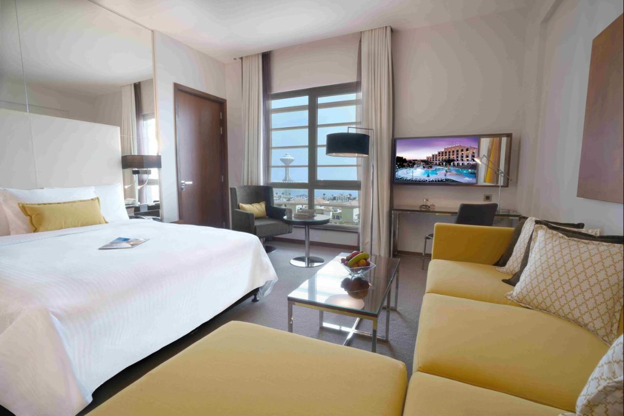 होटल Centro Corniche By Rotana 4*