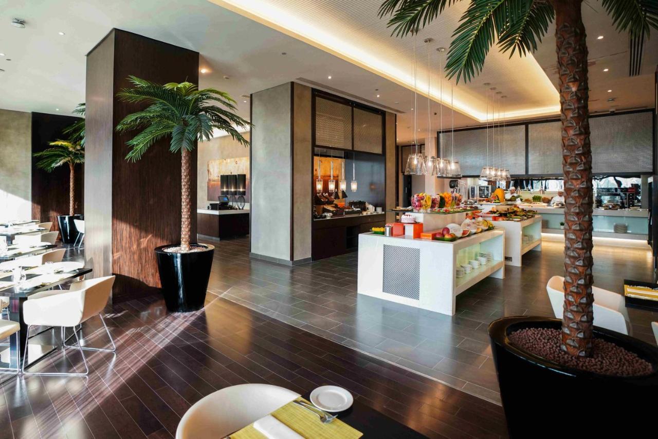 Centro Corniche By Rotana होटल 4*