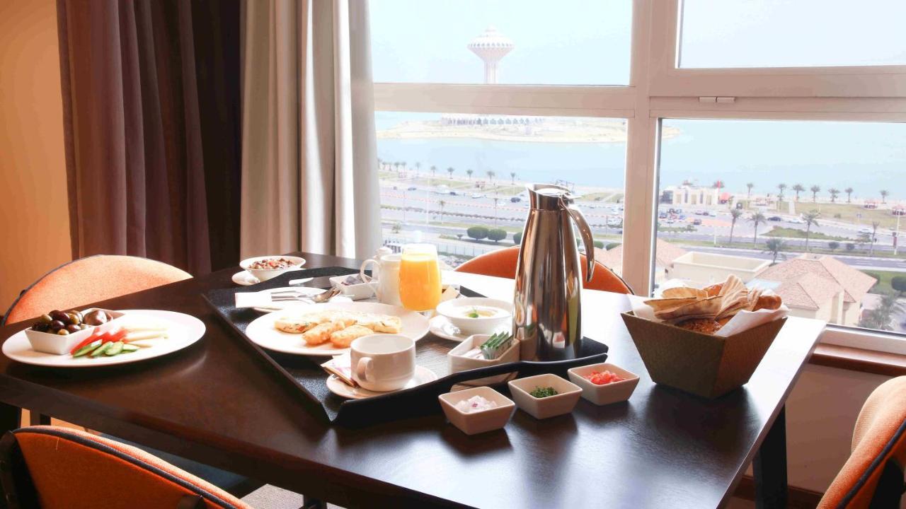 होटल Centro Corniche By Rotana